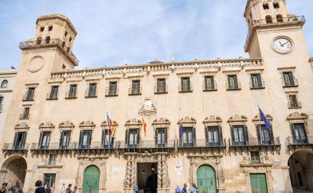 Alicante empieza el año sin oír las campanadas