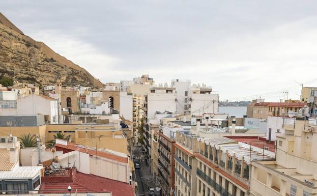 Las temperaturas máximas bajan un grado en Alicante, que pide «un rayo de sol»