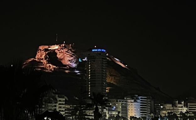 Las luces del Castillo de Santa Bárbara se ponen festivas