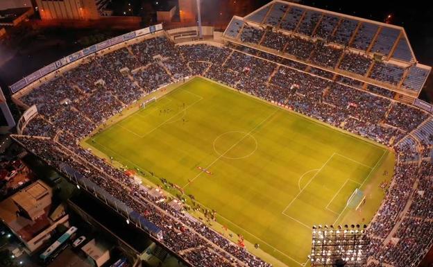 El partido de fútbol entre el Intercity y el Barça en el Rico Pérez de Alicante a vista de pájaro