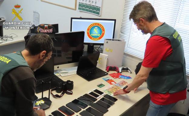 'Las mulas del dinero': 24 detenidos por guardar en sus cuentas fondos de una red de estafas