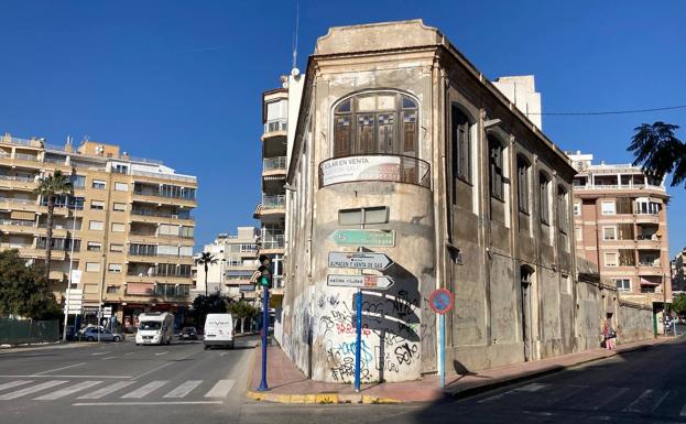 El Ayuntamiento de Torrevieja adquiere la biblioteca y el solar junto a la fábrica de hielo