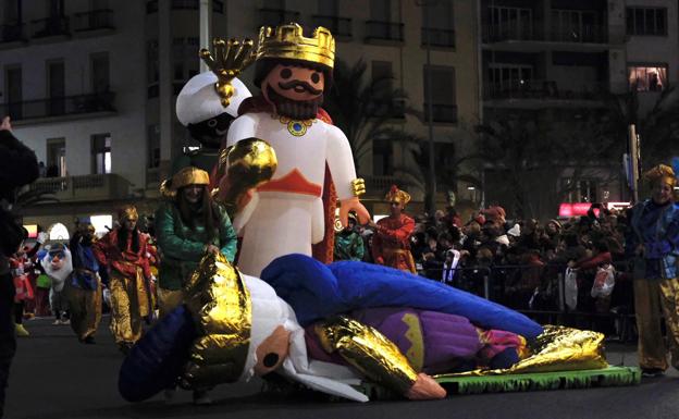 El Rey Melchor se desploma al comienzo del desfile en Alicante