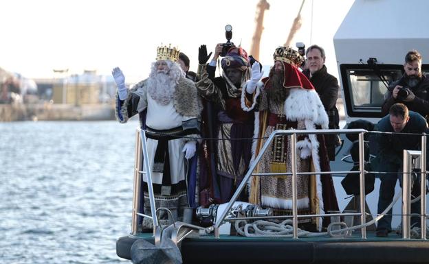 Los Reyes Magos llegan en barco a Alicante