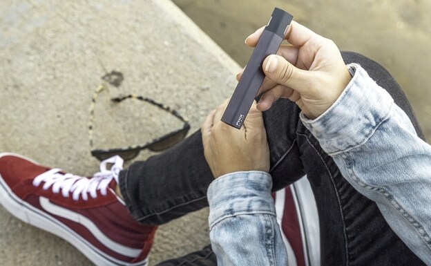 Cigarrillos electrónicos, la puerta de entrada al tabaquismo en los jóvenes: «Imitan a la venta de golosinas»