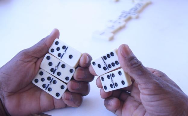 Del bar al hospital: detienen a un hombre en Alicante por romper el bazo a su compañero de dominó durante una discusión