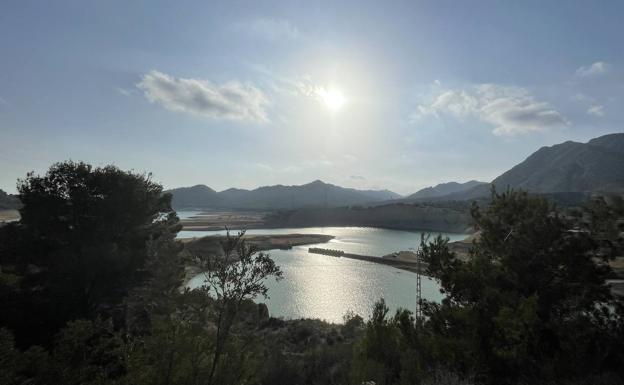 Un soleado sábado sirve de calma a las nubes y lluvias que llegarán el domingo en Alicante
