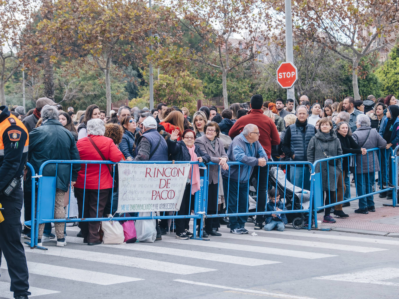 Serpentinas, truenos de color y 'tritonos' en la primera mascletà del año en Alicante