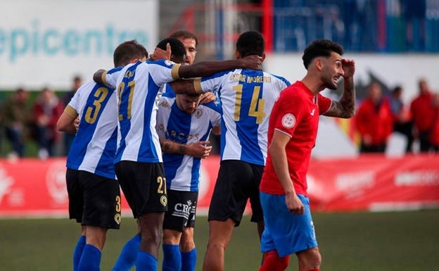 El Hércules tira de épica y remonta en Sagunto con un gol de Toscano en el descuento (2-3)