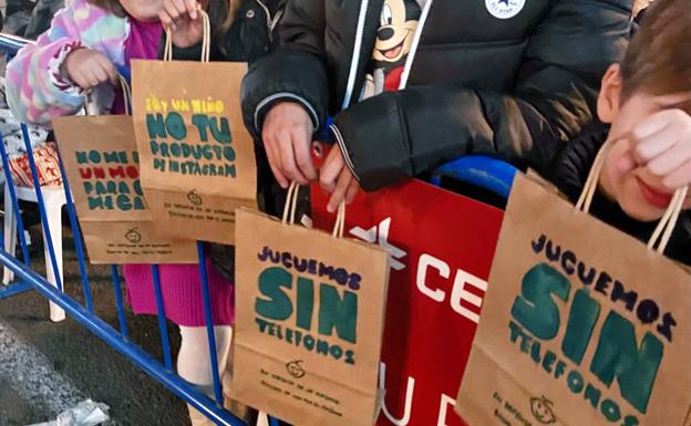 Bolsas de cartón con mensaje: la original iniciativa de dos estudiantes en Alicante para alejar a los niños de las pantallas