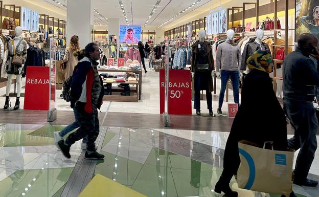 La provincia tira de las rebajas en el comercio local alicantino