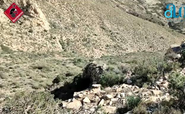 Rescatan a un hombre que cayó 60 metros por un barranco con su furgoneta en Petrer