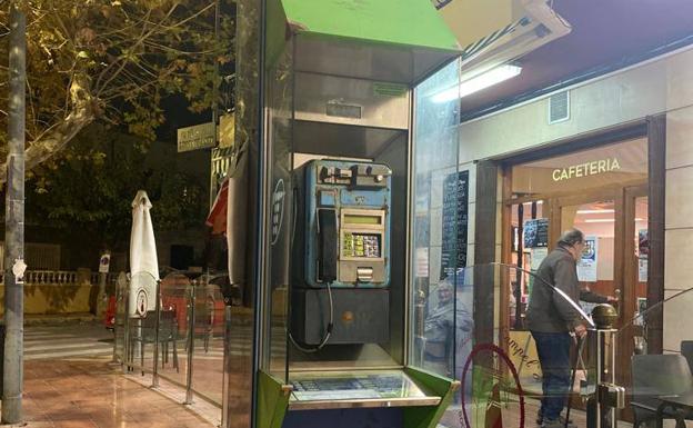 Adiós a la cabina telefónica del Casino de El Campello tras más de 50 años de servicio
