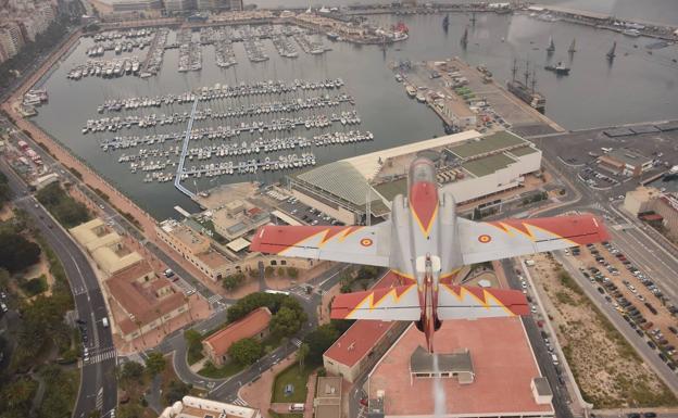 La Patrulla Águila surcará el cielo del puerto de Alicante el domingo