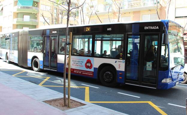 San Vicente rebajará al 50% el precio del bono del autobús