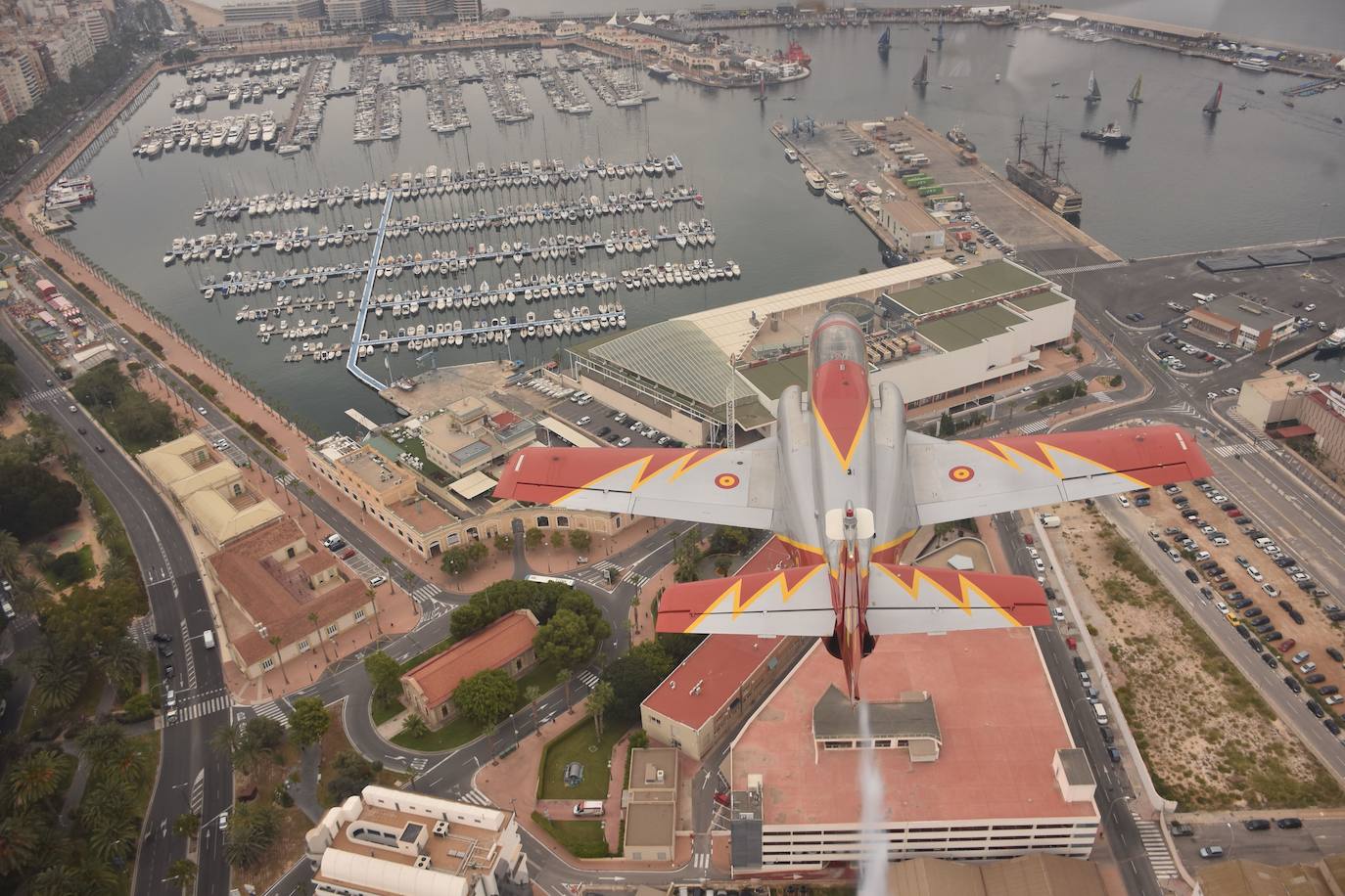 La Patrulla Águila surcará el cielo del puerto de Alicante el domingo