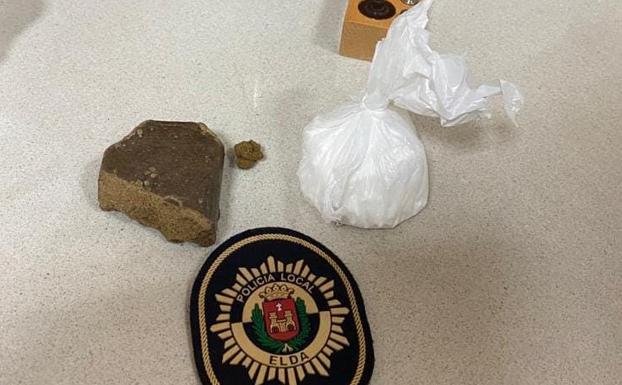 Con droga y a lo loco: detenido en Elda un joven que conducía sin carné y llevaba cocaína