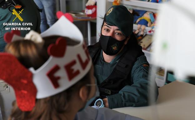 La Guardia Civil regala sonrisas: reparte muñecas a niños del Hospital General de Alicante