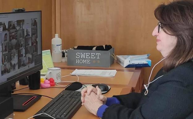 Los patos de la UA se cuelan en el despacho de la rectora