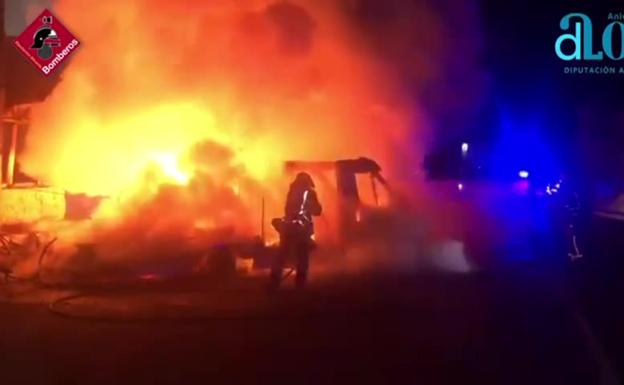 Los bomberos sofocan un aparatoso incendio de una autocaravana en Jacarilla