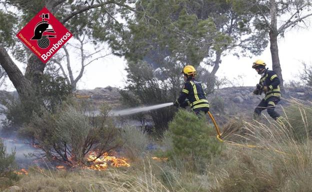 Los bomberos dan por controlado el incendio de Aigües