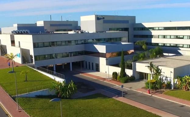 Una familia denuncia mala praxis en el Hospital de Torrevieja: «Mi madre murió en los brazos de mi padre»