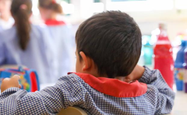 Más de 100 familias emigran a escuelas de Murcia por la «imposición» del valenciano en la Vega Baja