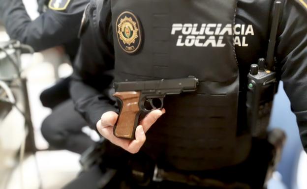 Detienen a dos jóvenes, uno de ellos menor, por intentar atracar un comercio de Elche con un arma simulada