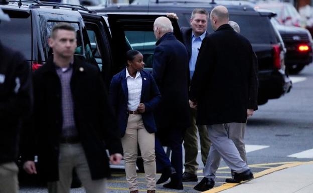 Biden, rodeado de su equipo de seguridad, se dirige a su vehículo tras salir de misa en Wilmington (Delaware). 
