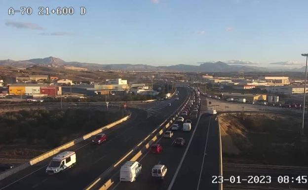 Tres kilómetros de atascos en la A-70