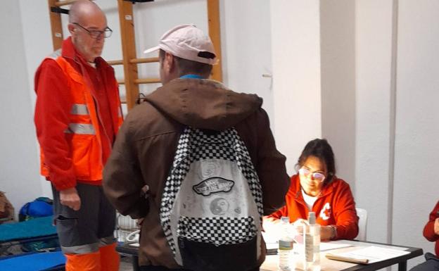 Mantas, comida y cobijo para que los sin techo se protejan del frío en Alicante