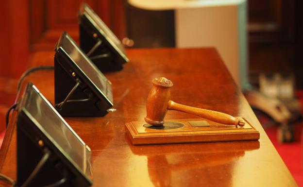 Familias de la Vega Baja llevan al Consell a los juzgados por la «imposición» del valenciano