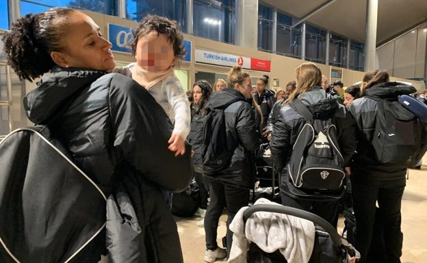 Lección de conciliación del Balonmano Elche: una jugadora fichó embarazada y ahora viaja con su hija