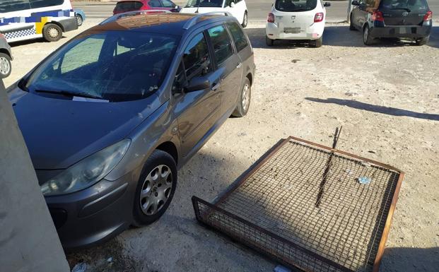 Susto en el Rico Pérez: cae una verja del estadio y rompe la luna de un coche