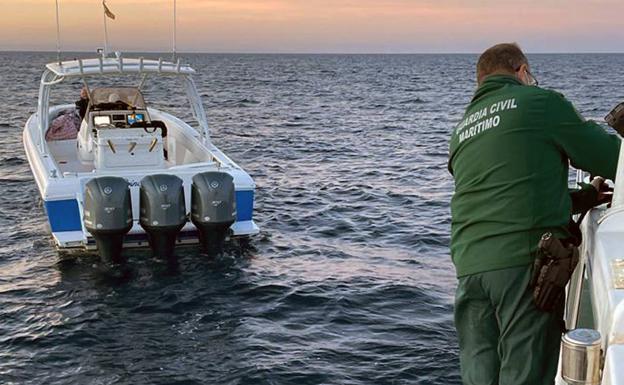 Sorprenden en aguas de Cartagena a cuatro hombres que navegaban en un barco robado en Altea