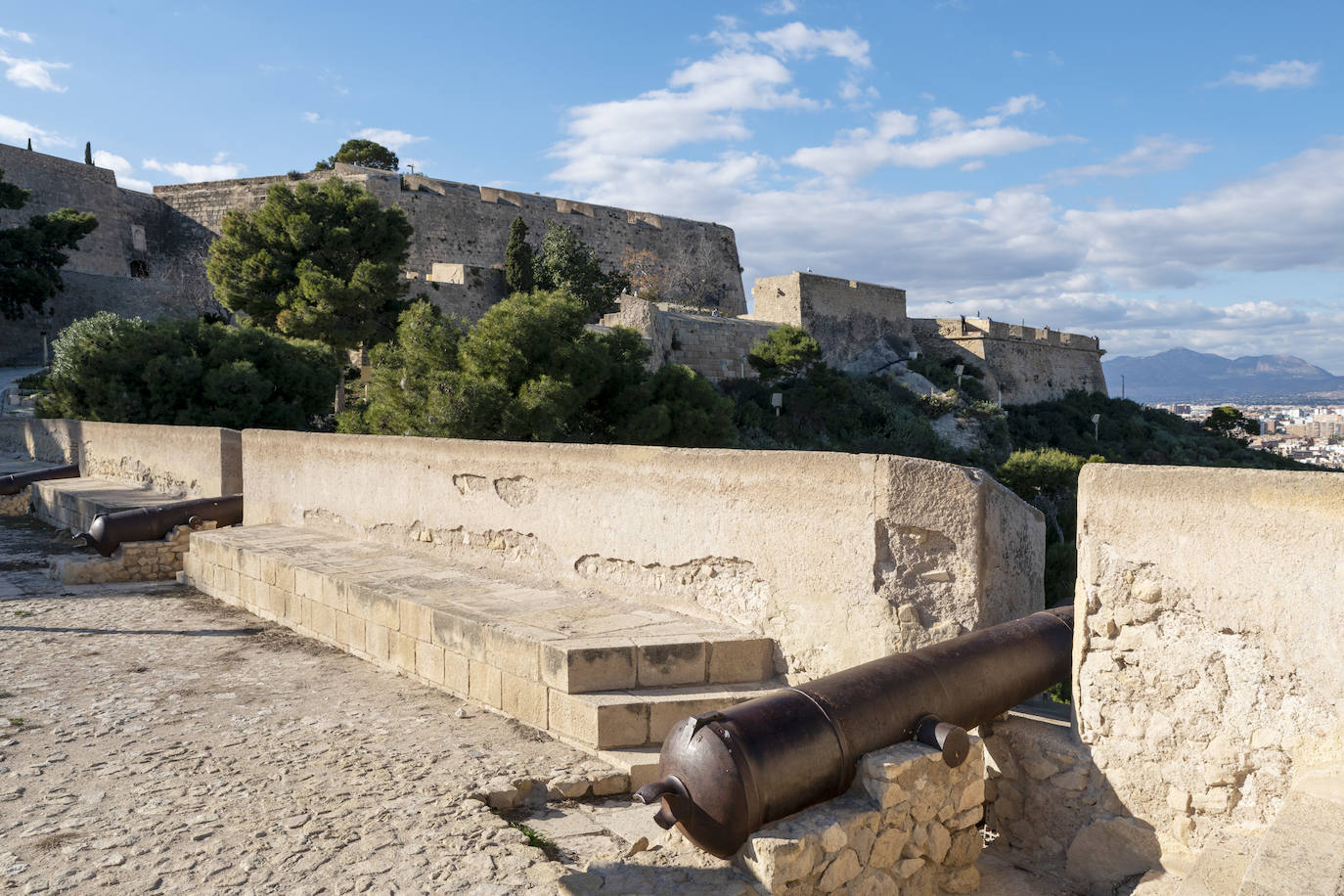 Un paseo por el emblemático Castillo de Santa Bárbara