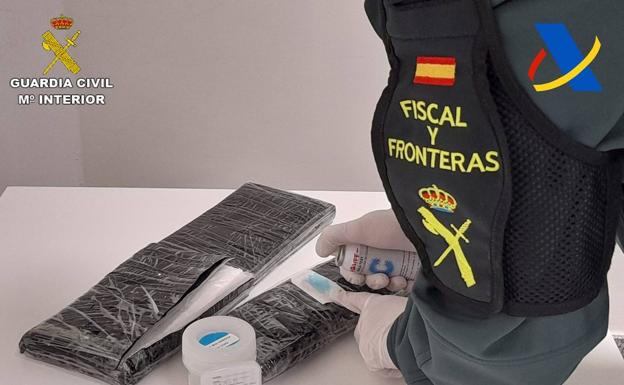 Arrestado un presunto narco por enviar dos kilos de cocaína en una maleta sin pasajero