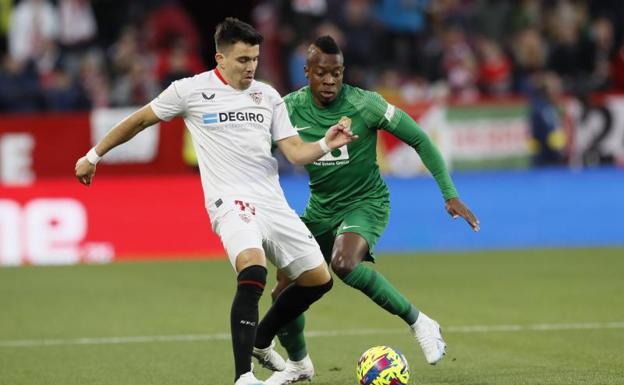 El Sevilla se da un festín a costa del Elche