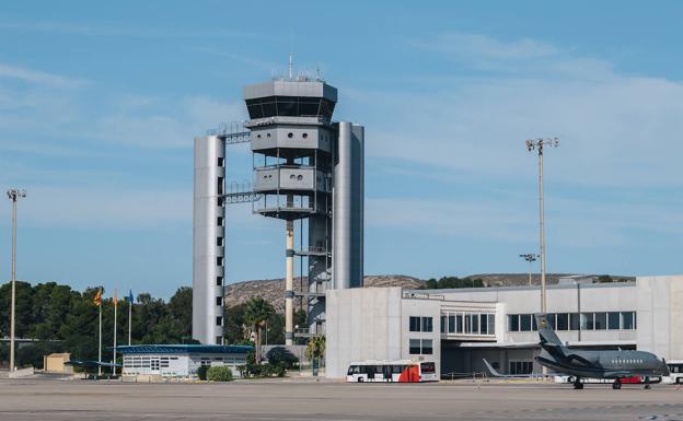 Primer día de huelga de controladores en El Altet sin vuelos cancelados