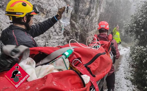 Rescatan a una montañera herida y con varios huesos rotos en mitad de la nieve en Gayanes
