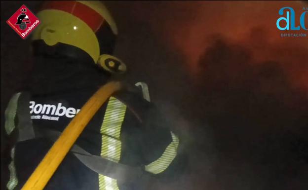 Un incendio en las vías de Torrellano detiene el tráfico durante la madrugada