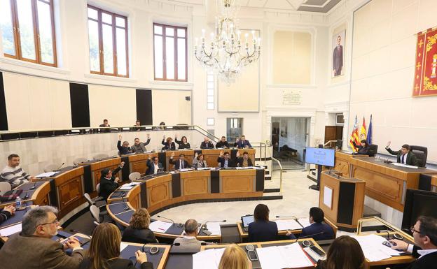 La Diputación aprueba una línea de ayudas para subvencionar el agua desalada con la abstención de PP y Cs