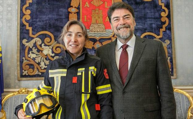 De Alicante al CERN, una bombera en guardia en el colisionador de hadrones