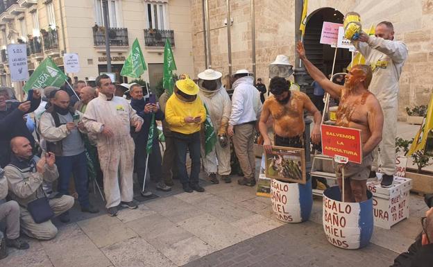 Bañados en miel, hundidos en la miseria