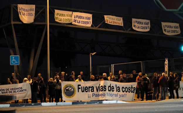 Los vecinos de Alicante plantan cara al Gobierno y desconfían de que retire las vías de la costa