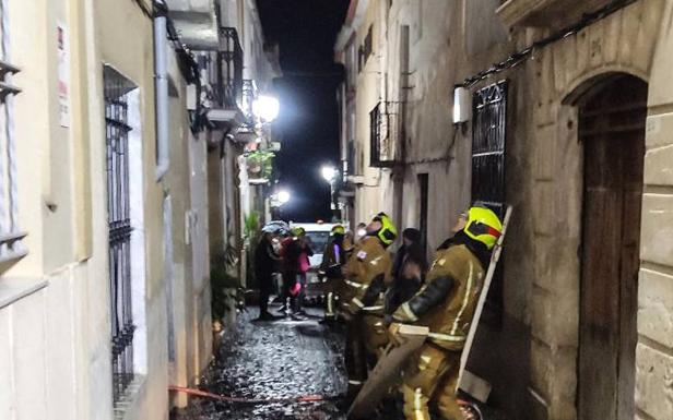Los vecinos de Relleu evitan la propagación de un incendio en una vivienda de la calle Mayor