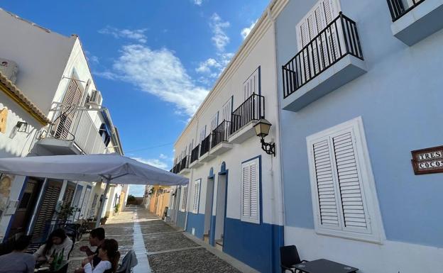 La isla de Tabarca se enfrenta a la subida de precios por la inflación y a la falta de transporte regular