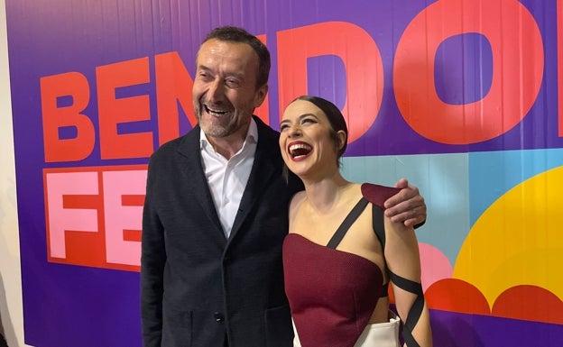 La política se rinde a la autora de 'Eaea': «empoderada, comprometida y trabajadora»