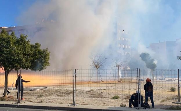 Alicante estalla con 100 kilos de pólvora en la segunda mascletà de las Hogueras