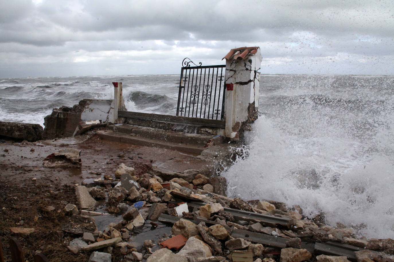 Dénia sufre destrozos por el temporal